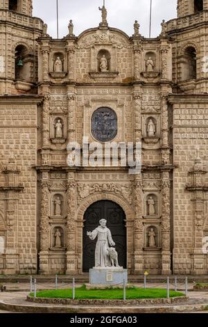 Nahaufnahme der Statue von San Francisco und der gleichnamigen Kirche in Cajamarca, Peru Stockfoto