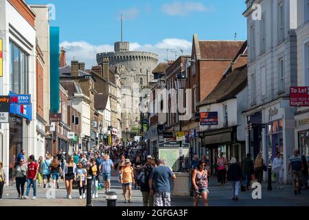 Windsor, Großbritannien. August 2021. Shopper in Windsor heute. Quelle: Maureen McLean/Alamy Stockfoto