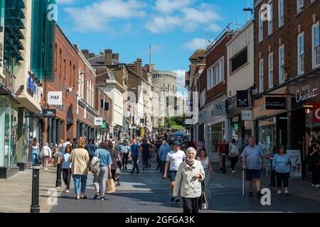 Windsor, Großbritannien. August 2021. Shopper in Windsor heute. Quelle: Maureen McLean/Alamy Stockfoto