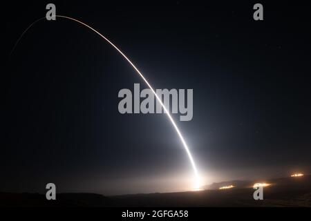 Eine unbewaffnete interkontinentale ballistische Minuteman III-Rakete startet von der Vandenberg Space Force Base, Kalifornien, während eines Einsatztests des Air Force Global Strike Command, August 11. Das Fahrzeug schlug in einer bereits festgelegten Zielzone in etwa 4,200 Meilen Entfernung in der Nähe des ballistischen Raketenabwehrversuchs Ronald Reagan des U.S. Army Space and Missile Defense Command auf dem Kwajalein Atoll in der Republik der Marshall-Inseln ein. Während dieser Tests bieten die RTS-Mitarbeiter Unterstützung von der Wiege bis zur Bahre für jede Mission, einschließlich Definition der Anforderungen für den Test, Umweltverträglichkeitsprüfung, r Stockfoto