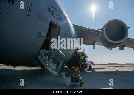 Vor einer Mission zur Unterstützung der Evakuierung Afghanistans, 24. August 2021, ist ein Reserve-Airman des 349. Luftmobilitätsflügels der Travis Air Force Base, Kalifornien, an Bord eines C-17 Globemaster III-Flugzeugs. Die 349. AMW bietet eine schnelle globale Mobilität, um das US-Außenministerium bei der sicheren Evakuierung von Amerikanern und alliierten zivilen Mitarbeitern aus Afghanistan zu unterstützen. (USA Luftwaffe Foto von Master Sgt. Jose B. Aquilizan) Stockfoto