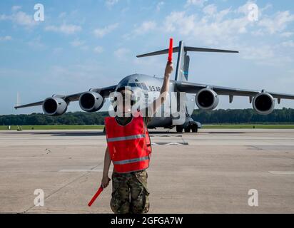 Flieger Tyler Davis, 736. Leiter der Crew des Flugzeuginstandhaltungsgeschwaders, bereitet sich darauf vor, einen C-17 Globemaster III auf dem Luftwaffenstützpunkt Dover, Delaware, auf dem Weg zur Unterstützung der Evakuierungsbemühungen in Afghanistan, zu leiten, 24. August 2021. Team Dover-Mitglieder spendeten Säuglingsnahrung, Decken und Kleidung zur Unterstützung der sicheren Evakuierung von US-Bürgern, Visa für Sondereinwanderer und anderen gefährdeten Afghanen. (USA Luftwaffe Foto von Senior Airman Stephani Barge) Stockfoto