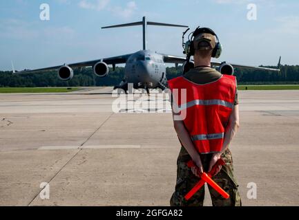 Flieger Tyler Davis, 736. Leiter der Crew des Flugzeuginstandhaltungsgeschwaders, bereitet sich darauf vor, einen C-17 Globemaster III auf dem Luftwaffenstützpunkt Dover, Delaware, auf dem Weg zur Unterstützung der Evakuierungsbemühungen in Afghanistan, zu leiten, 24. August 2021. Team Dover-Mitglieder spendeten Säuglingsnahrung, Decken und Kleidung zur Unterstützung der sicheren Evakuierung von US-Bürgern, Visa für Sondereinwanderer und anderen gefährdeten Afghanen. (USA Luftwaffe Foto von Senior Airman Stephani Barge) Stockfoto