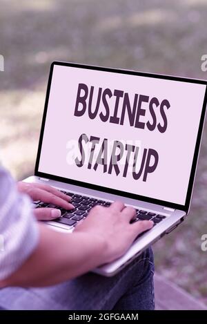 Konzeptionelle Darstellung Business Startup. Business Schaufenster Unternehmen, das in der ersten Phase seiner Operationen Online-Jobs und Remote-Arbeit ist Stockfoto