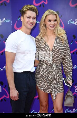 London, Großbritannien. August 2021. 25. August 20121, London, Großbritannien. AJ Pritchard und Abbie Quinnen bei der Gala von Andrew Lloyd Webbers Cinderella, Gillian Lynne Theatre, London. Bildnachweis: Doug Peters/Alamy Live News Stockfoto