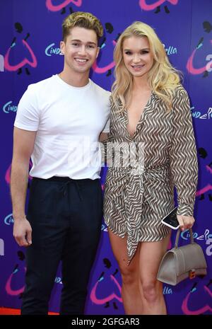 London, Großbritannien. August 2021. 25. August 20121, London, Großbritannien. AJ Pritchard und Abbie Quinnen bei der Gala von Andrew Lloyd Webbers Cinderella, Gillian Lynne Theatre, London. Bildnachweis: Doug Peters/Alamy Live News Stockfoto