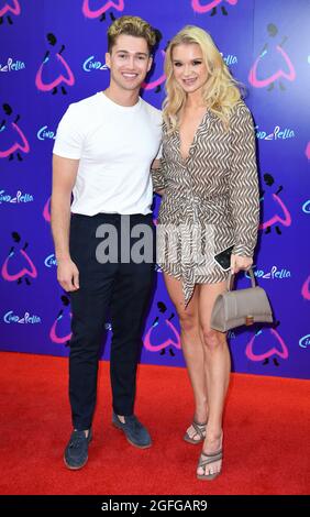 London, Großbritannien. August 2021. 25. August 20121, London, Großbritannien. AJ Pritchard und Abbie Quinnen bei der Gala von Andrew Lloyd Webbers Cinderella, Gillian Lynne Theatre, London. Bildnachweis: Doug Peters/Alamy Live News Stockfoto