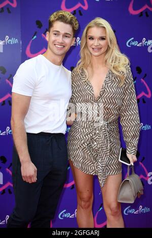 London, Großbritannien. August 2021. 25. August 20121, London, Großbritannien. AJ Pritchard und Abbie Quinnen bei der Gala von Andrew Lloyd Webbers Cinderella, Gillian Lynne Theatre, London. Bildnachweis: Doug Peters/Alamy Live News Stockfoto