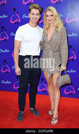 London, Großbritannien. August 2021. 25. August 20121, London, Großbritannien. AJ Pritchard und Abbie Quinnen bei der Gala von Andrew Lloyd Webbers Cinderella, Gillian Lynne Theatre, London. Bildnachweis: Doug Peters/Alamy Live News Stockfoto