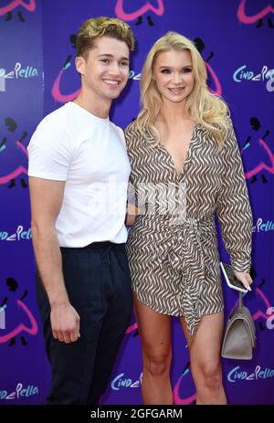 London, Großbritannien. August 2021. 25. August 20121, London, Großbritannien. AJ Pritchard und Abbie Quinnen bei der Gala von Andrew Lloyd Webbers Cinderella, Gillian Lynne Theatre, London. Bildnachweis: Doug Peters/Alamy Live News Stockfoto