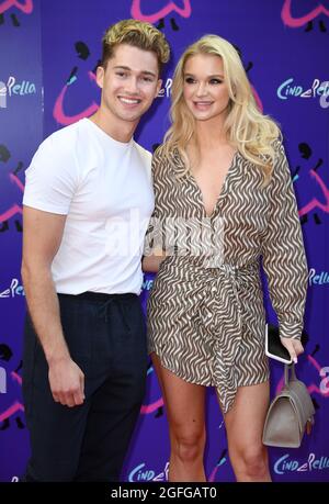 London, Großbritannien. August 2021. 25. August 20121, London, Großbritannien. AJ Pritchard und Abbie Quinnen bei der Gala von Andrew Lloyd Webbers Cinderella, Gillian Lynne Theatre, London. Bildnachweis: Doug Peters/Alamy Live News Stockfoto