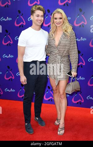 London, Großbritannien. August 2021. 25. August 20121, London, Großbritannien. AJ Pritchard und Abbie Quinnen bei der Gala von Andrew Lloyd Webbers Cinderella, Gillian Lynne Theatre, London. Bildnachweis: Doug Peters/Alamy Live News Stockfoto