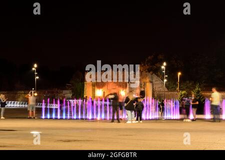 NIS, Serbien - 24. August 2021 mittelalterliche Festung und Brunnen mit farbigem Wasser in der Stadt Nis bei Nacht, fotografiert mit einer langen Belichtung Stockfoto