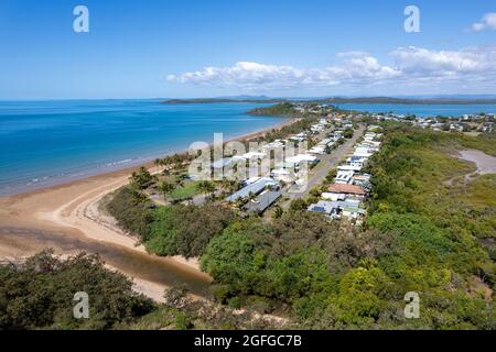 Kleines Küstenstädtchen Sarina Beach an der Korallensee, Queensland, Australien Stockfoto