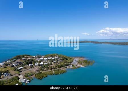 Hanglage in der kleinen Küstenstadt Sarina Beach am Korallenmeer, Queensland, Australien Stockfoto