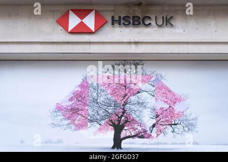 Oxford Circus, London, Großbritannien. August 2021. HBSC UK Bankfiliale mit Bild von Winterbaum auf Schneeland England UK Stockfoto