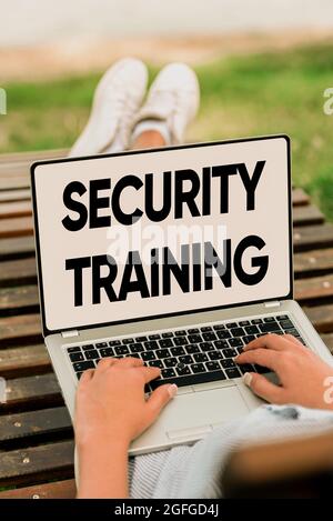 Textüberschrift mit einer Darstellung der Sicherheitsschulung. Business Showcase bietet Schulungen zum Sicherheitsbewusstsein für Endbenutzer, Online Jobs und Remote-Arbeiten Stockfoto