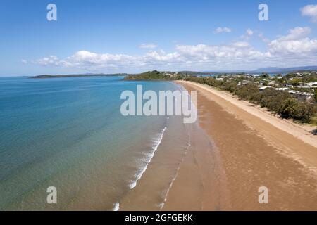 Kleines Küstenstädtchen Sarina Beach an der Korallensee, Queensland, Australien Stockfoto