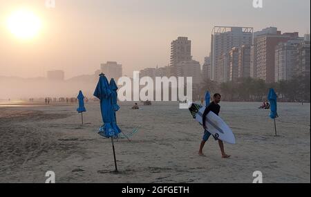 Santos, Sao Paulo, Brasilien. August 2021. (INT) Nebel erreicht den Strand von Boqueirao in Santos. 25. August 2021, Santos, Sao Paulo, Brasilien: Bewegung der Badegäste am Strand von Boqueirao, in der Stadt Santos, an der Südküste von Sao Paulo, die von einer thermischen Inversion am Nachmittag mit dem Vorhandensein von Nebel durch das Meer getroffen wurde. (Bild: © Luigi Bongiovanni/TheNEWS2 via ZUMA Press Wire) Stockfoto