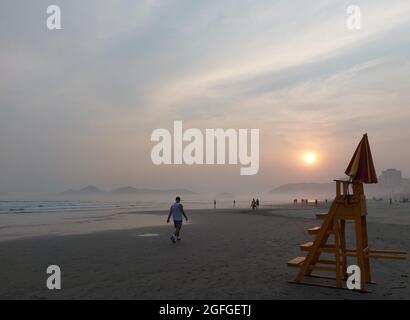 Santos, Sao Paulo, Brasilien. August 2021. (INT) Nebel erreicht den Strand von Boqueirao in Santos. 25. August 2021, Santos, Sao Paulo, Brasilien: Bewegung der Badegäste am Strand von Boqueirao, in der Stadt Santos, an der Südküste von Sao Paulo, die von einer thermischen Inversion am Nachmittag mit dem Vorhandensein von Nebel durch das Meer getroffen wurde. (Bild: © Luigi Bongiovanni/TheNEWS2 via ZUMA Press Wire) Stockfoto