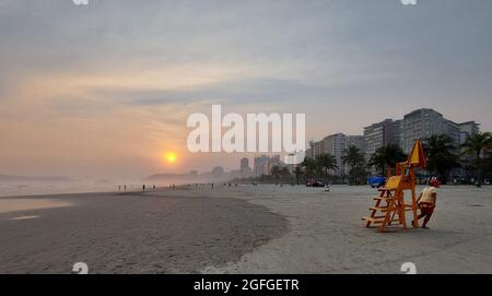 Santos, Sao Paulo, Brasilien. August 2021. (INT) Nebel erreicht den Strand von Boqueirao in Santos. 25. August 2021, Santos, Sao Paulo, Brasilien: Bewegung der Badegäste am Strand von Boqueirao, in der Stadt Santos, an der Südküste von Sao Paulo, die von einer thermischen Inversion am Nachmittag mit dem Vorhandensein von Nebel durch das Meer getroffen wurde. (Bild: © Luigi Bongiovanni/TheNEWS2 via ZUMA Press Wire) Stockfoto