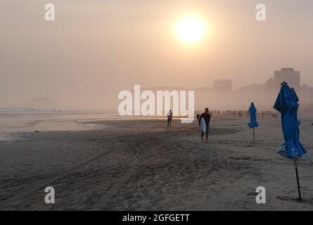 Santos, Sao Paulo, Brasilien. August 2021. (INT) Nebel erreicht den Strand von Boqueirao in Santos. 25. August 2021, Santos, Sao Paulo, Brasilien: Bewegung der Badegäste am Strand von Boqueirao, in der Stadt Santos, an der Südküste von Sao Paulo, die von einer thermischen Inversion am Nachmittag mit dem Vorhandensein von Nebel durch das Meer getroffen wurde. (Bild: © Luigi Bongiovanni/TheNEWS2 via ZUMA Press Wire) Stockfoto