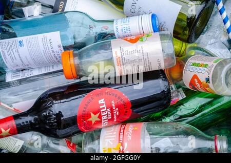 Glas- und Plastikflaschen wurden draußen auf dem Bürgersteig zurückgelassen, um sie für das Recycling zu sammeln. Stockfoto