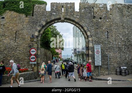 Steinbogen in der mittelalterlichen Stadtmauer um das Stadtzentrum von Tenby an der St. Florence Parade, die in den Paragon führt. Stockfoto