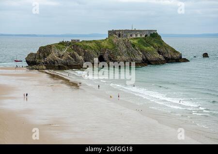 Ein Blick auf St. Catherine's Island, Tenby, verbunden mit dem Festland über South Beach bei Ebbe gesehen. Stockfoto