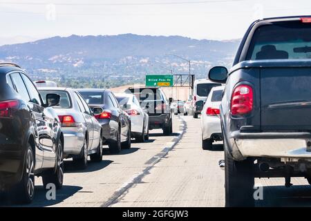 Starker Verkehr auf einer der Autobahnen in der East San Francisco Bay Area; Contra Costa County, Kalifornien Stockfoto