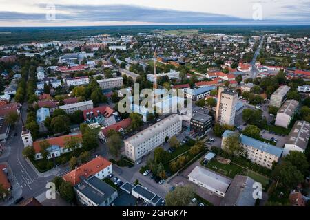 Eine Luftaufnahme der Stadt Kuressaare auf der Insel Saaremaa während des späten Augustabends. Stockfoto