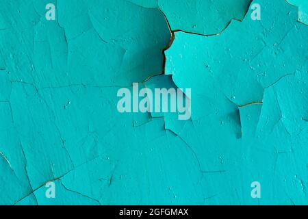 Betonwand mit blauer Farbe in den Rissen. Hintergrund für Design. Grunge Textur Stockfoto