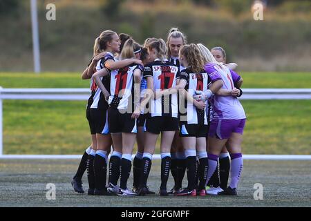 Newcastle upon Tyne, Großbritannien. August 2021. Newcastle huddle vor dem WPL Division One Fußballspiel zwischen Newcastle United und Alnwick im Druid Park in Newcastle upon Tyne, England. Newcastle gewann das Spiel 7-1 mit Hadricks für Kacie Elson und Katie Barker. Kredit: SPP Sport Pressefoto. /Alamy Live News Stockfoto