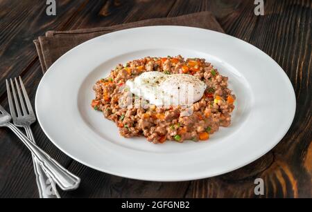 Portion pochierte Eier mit Hackfleisch Stockfoto