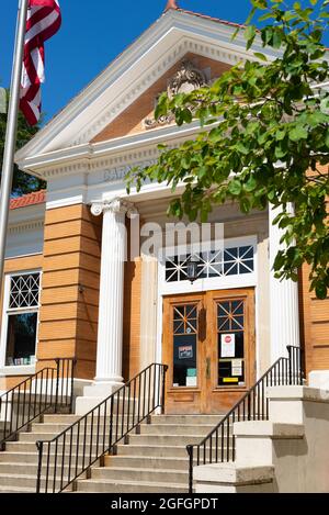 Baraboo, Wisconsin - USA - 23. August 2021: Die Carnegie Free Library wurde 1903 an einem wunderschönen Sommernachmittag eröffnet. Stockfoto