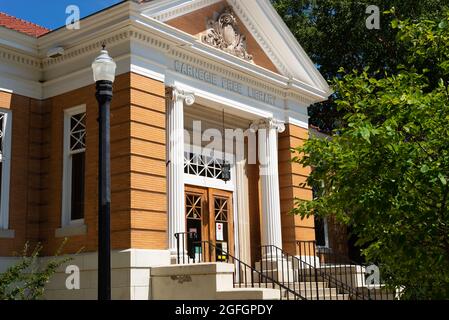 Baraboo, Wisconsin - USA - 23. August 2021: Die Carnegie Free Library wurde 1903 an einem wunderschönen Sommernachmittag eröffnet. Stockfoto