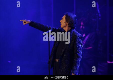 25. August 2021: 25. August 2021 (Marbella, Malaga ) Raphael kehrt mit einer exquisiten Show in Starlite zurück. Der Künstler, der auf den Tischen von La Cantera sein neuestes Album 'Raphael 6.0' präsentierte, feiert seine sechs Jahrzehnte lange Karriere und ist ein enorm bedeutsamer Termin, der mit dem ebenfalls historischen ersten Lebensjahrzehnt von Starlite zusammenfällt, so dass das Konzert zu einer doppelten Feier wurde, Eine Musikparty mit dem gesamten Auditorium (Foto: © Lorenzo Carnero/ZUMA Press Wire) Stockfoto