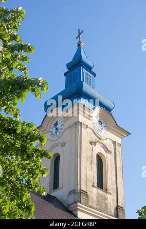 Bild des Turms der serbischen Kirche, in Vlajkovac Serbien zeigt die Zeit. Vlajkovac ist eine Stadt im Bezirk South Banat der au Stockfoto