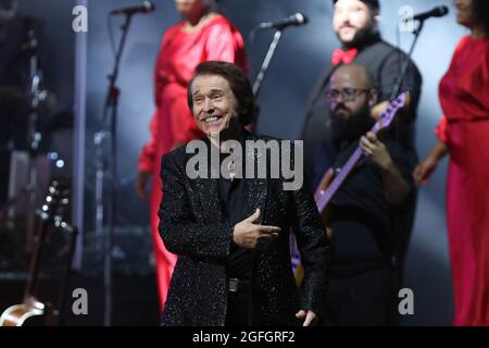 25. August 2021: 25. August 2021 (Marbella, Malaga ) Raphael kehrt mit einer exquisiten Show in Starlite zurück. Der Künstler, der auf den Tischen von La Cantera sein neuestes Album 'Raphael 6.0' präsentierte, feiert seine sechs Jahrzehnte lange Karriere und ist ein enorm bedeutsamer Termin, der mit dem ebenfalls historischen ersten Lebensjahrzehnt von Starlite zusammenfällt, so dass das Konzert zu einer doppelten Feier wurde, Eine Musikparty mit dem gesamten Auditorium (Foto: © Lorenzo Carnero/ZUMA Press Wire) Stockfoto