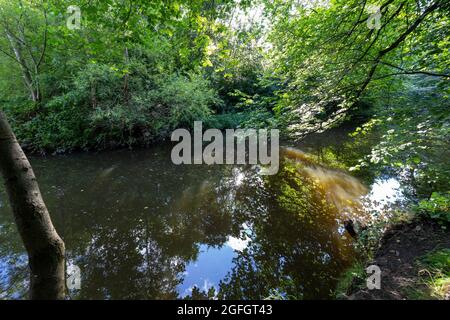 Blick auf das Wasser von Leith Gehweg im Schnee an der Belford Bridge auf dem Wasser von Leith im West End von Edinburgh, Schottland, Großbritannien Stockfoto