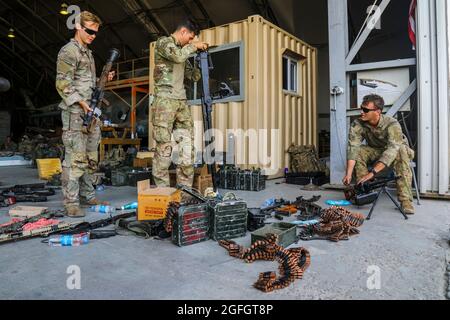 Fallschirmjäger, die dem Kampfteam der 1. Brigade, der 82. Luftlandedivision, zugewiesen sind, inspizieren Waffen, bevor sie während einer nicht kämpferischen Evakuierungsoperation in Kabul, Afghanistan, 25. August 2021 demilitarisiert werden. (USA Armeefoto von Sgt. Jillian G. Hix) Stockfoto