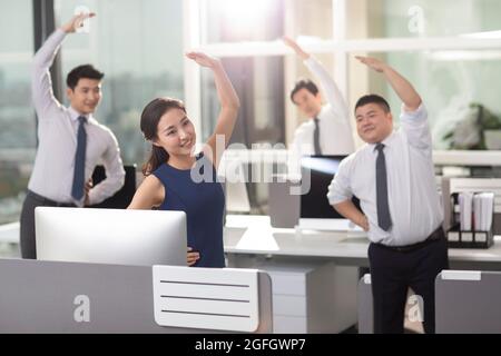 Selbstbewusste Geschäftsleute, die im Büro trainieren Stockfoto