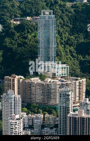 Exklusive Luxus-Apartment-Entwicklungen auf der Magazine Gap Road in den mittleren Etagen, Hong Kong Island: The Mayfair, top Center, mit Grenville House darunter Stockfoto