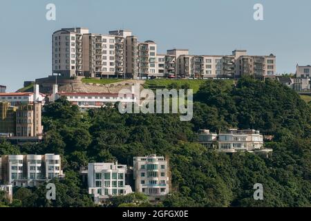 Teleansicht von Cloudlands, einem Luxus-Apartment-Gebäude an der Plantation Road, The Peak, vom Dach von 2ifc, dem höchsten Gebäude der Insel Hongkong Stockfoto