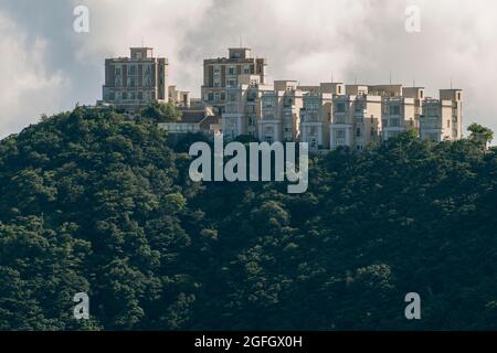 Teleansicht des Mount Austin, einer Entwicklung von Luxushäusern auf dem Peak, vom Dach des 2ifc, dem höchsten Gebäude der Hong Kong Island, im Jahr 2010 Stockfoto