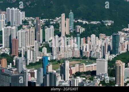 Die Hochhauswohnungen im Happy Valley hinter den Geschäftsgebäuden von Wan Chai, aus 2ifc, dem höchsten Gebäude der Hong Kong Insel Stockfoto