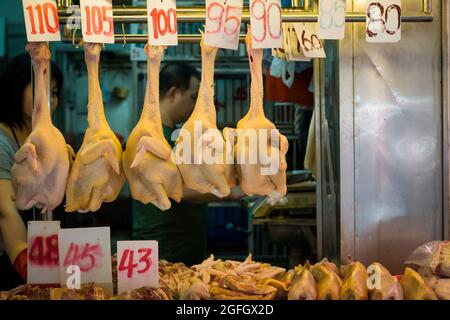 Hühner zum Verkauf in einem Geschäft in Wan Chai, Hong Kong Island Stockfoto