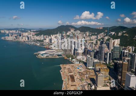 Weitwinkelansicht der Insel Hong Kong mit der Landgewinnung auf dem Tamar-Gelände und dem 2010 im Bau befindlichen Komplex der Zentralregierung Stockfoto