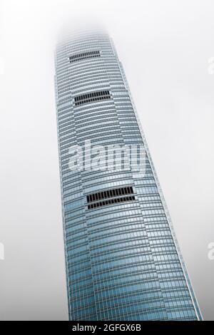 2ifc, das höchste Gebäude der Insel Hong Kong, im Nebel, bei Tageslicht Stockfoto