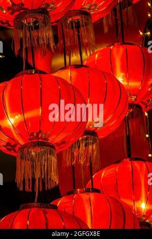 Traditionelle rote Laternen für chinesische Neujahrsdekorationen, die in der Nacht in Wan Chai, Hong Kong Island, ausgestellt werden Stockfoto